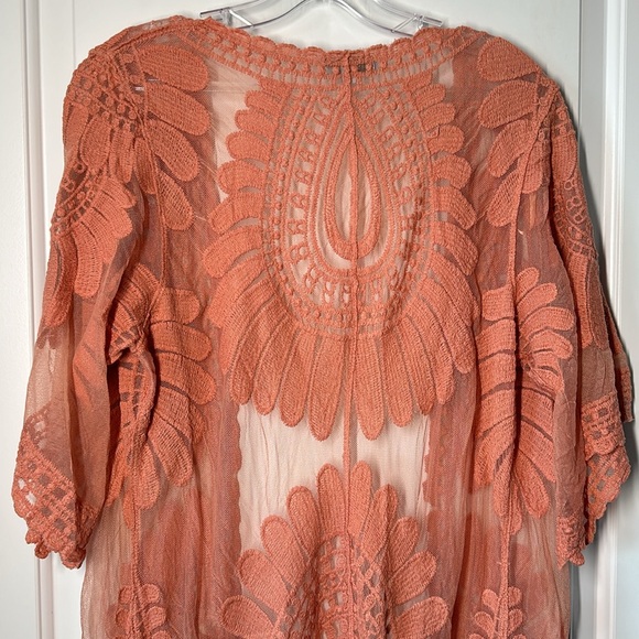 Beautiful shall for daytime or beach - Picture 2 of 3